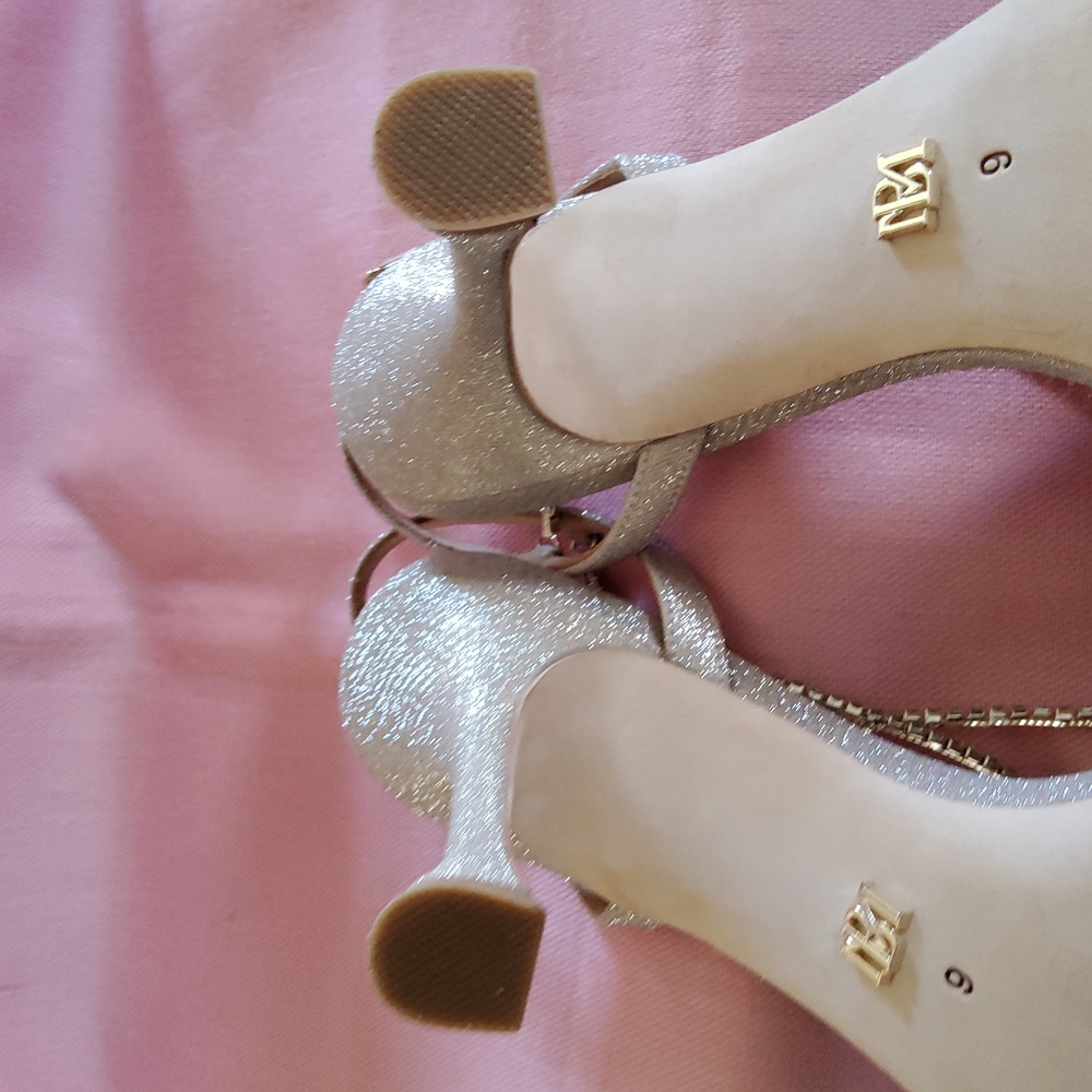 Badgley Mischka Criss-cross Strappy Heels.. - Picture 6 of 12